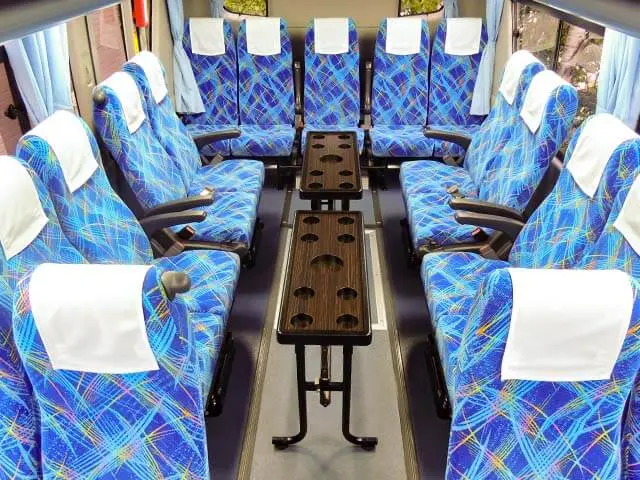 貸切大型バスのサロン座席