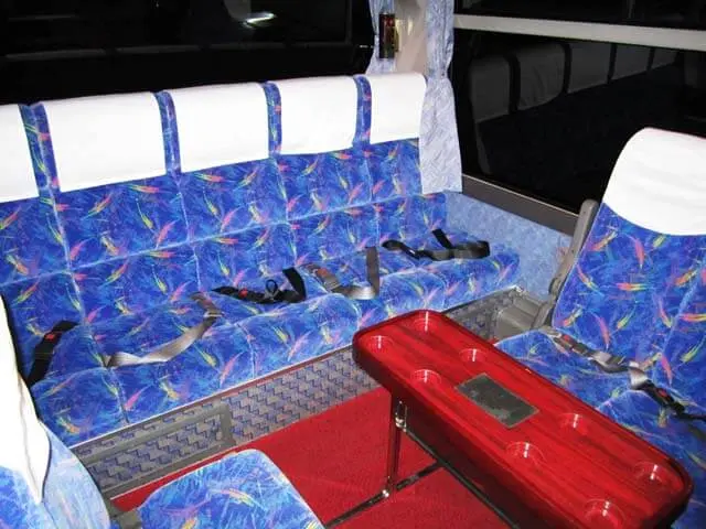 貸切小型バスのサロン座席とテーブル