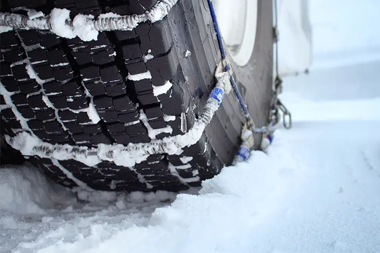 貸切バスの雪道でのチェーン装着