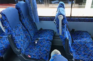 貸切中型バスの座席シート間隔