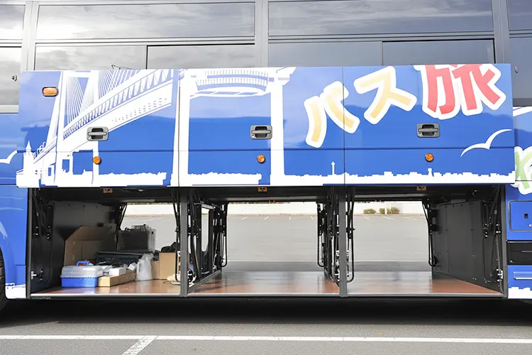 大型バスの3本タイプの貫通式トランク