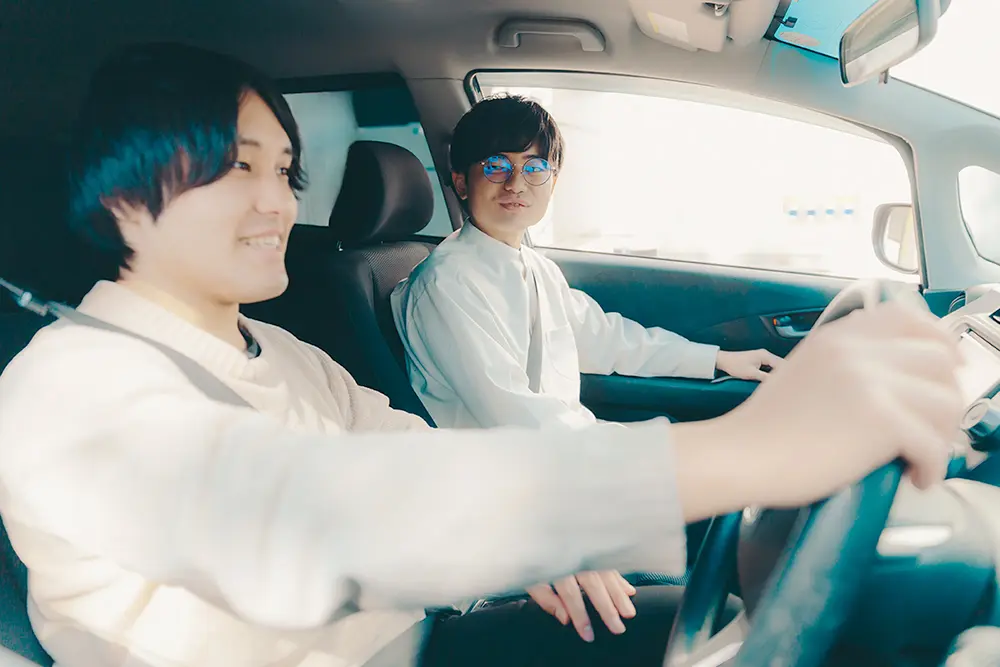 レンタカーを運転する大学生