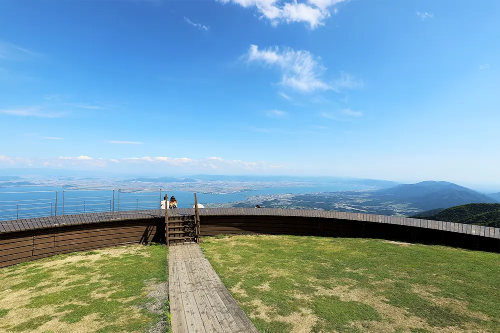 滋賀県大津市の「蓬莱山」山頂のテラス