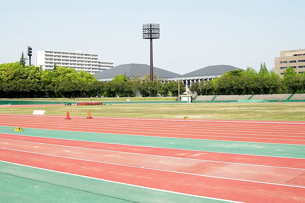 兵庫県の尼崎市記念公園にある「ベイコム陸上競技場」