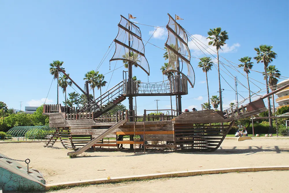 兵庫県の浜甲子園運動公園にある船の模型