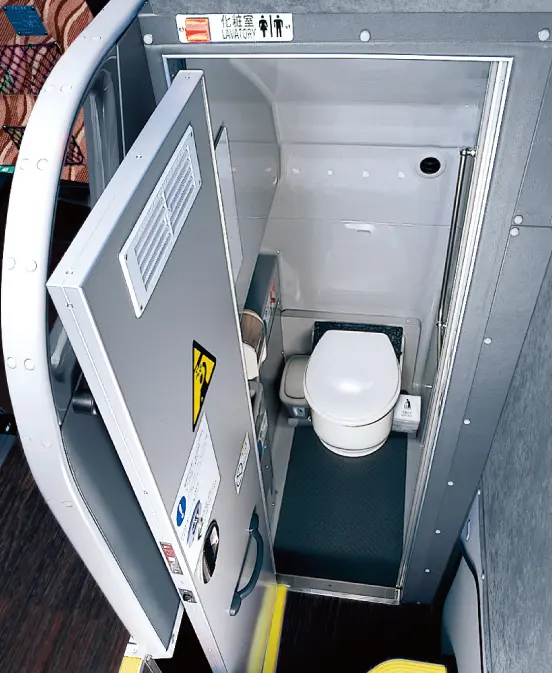 いすゞの大型バス「ガーラ」のホイールベース間トイレ