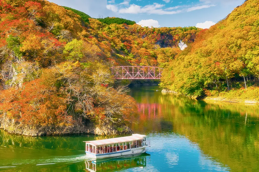 広島県の紅葉名所「帝釈峡」の神竜湖遊覧船