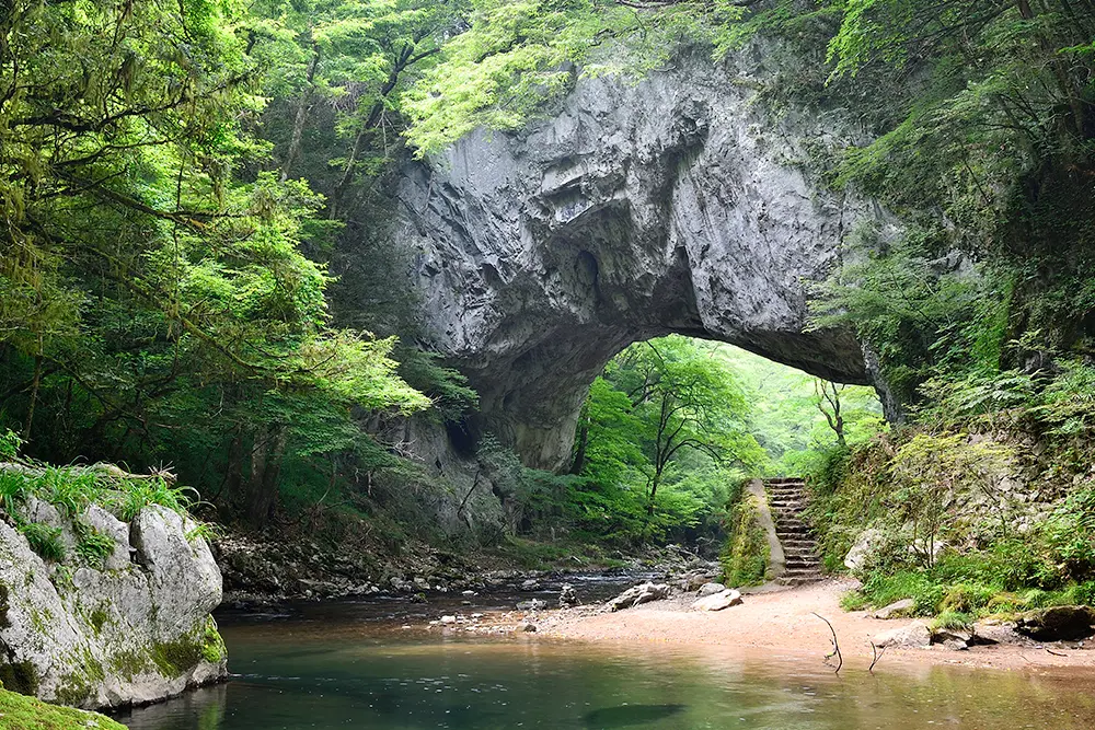 帝釈峡にある世界三大天然橋の1つ「雄橋（おんばし）」