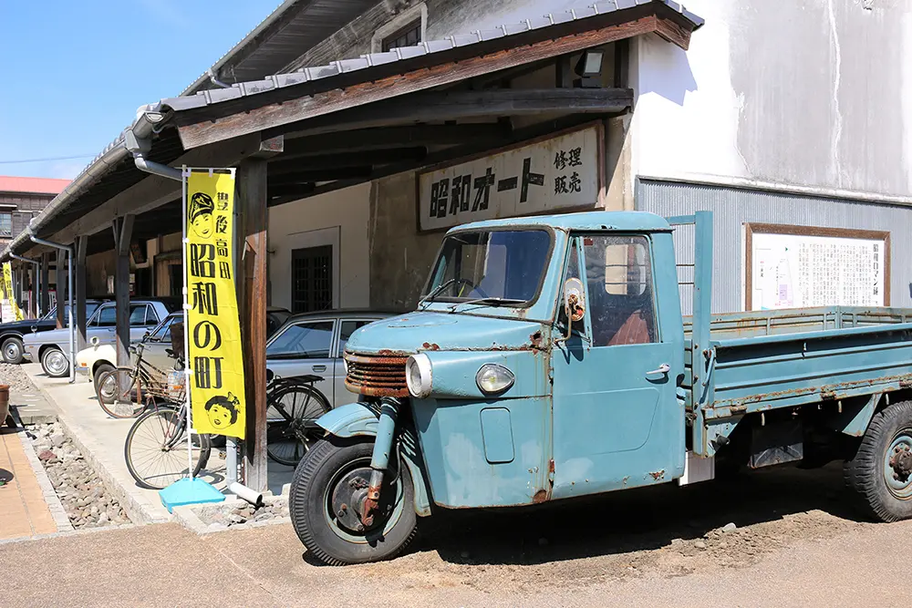 大分県豊後高田市の「昭和ロマン蔵」のカーショップ