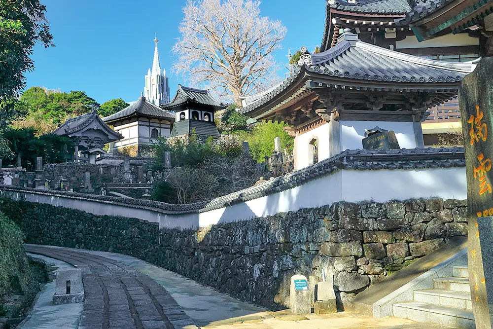 長崎県「寺院と教会の見える道」の平戸ザビエル記念教会