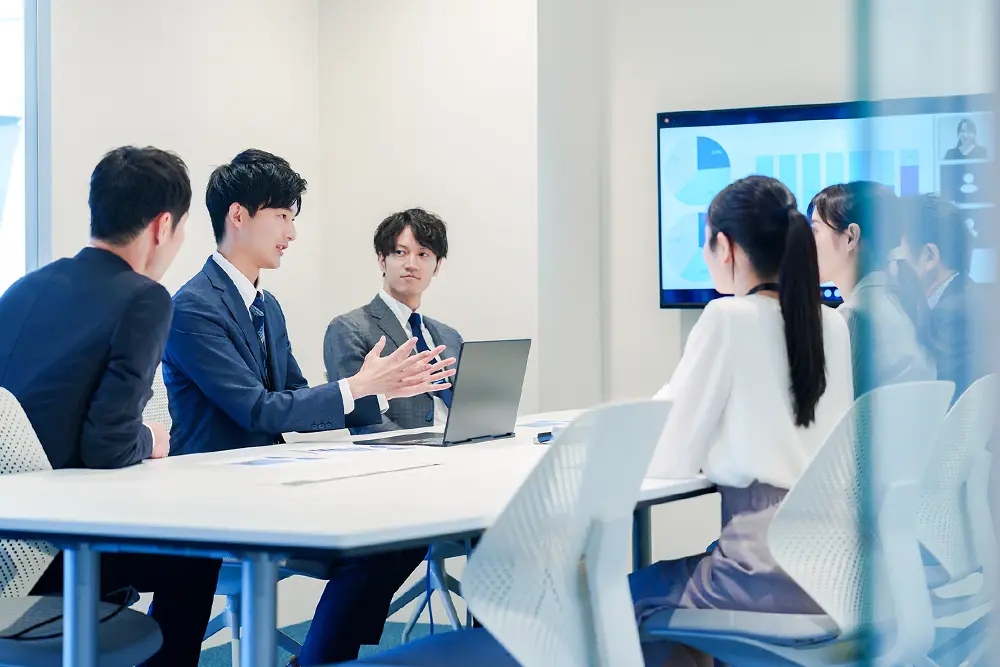 アイスブレイクを行う前の会議の様子
