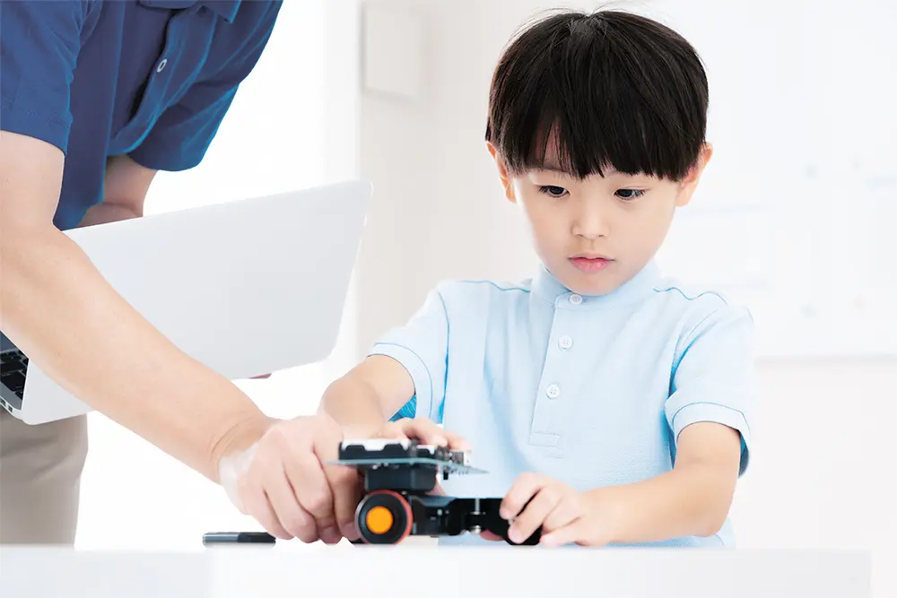 企業企画のプログラミング教室に参加する小学生