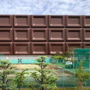 明治なるほどファクトリー大阪（高槻市）の板チョコ風の外観