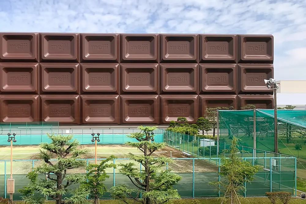 明治なるほどファクトリー大阪（高槻市）の板チョコ風の外観