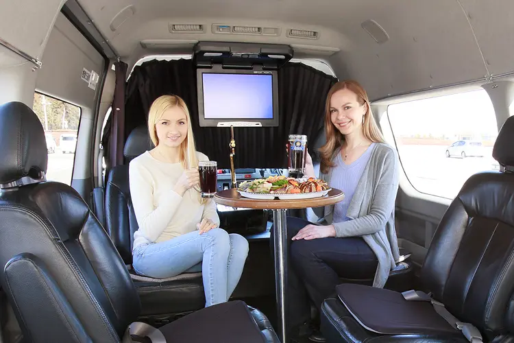 ハイグレードバスでのVIP送迎のおもてなし