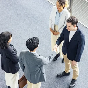 海外からのゲストを迎える日本人のビジネスマン