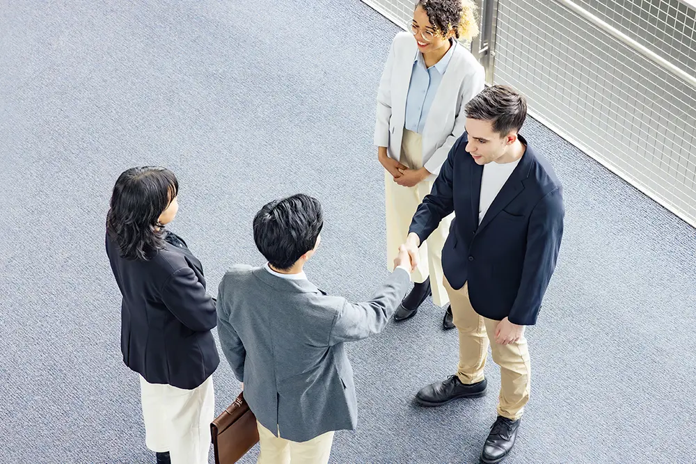 海外からのゲストを迎える日本人のビジネスマン